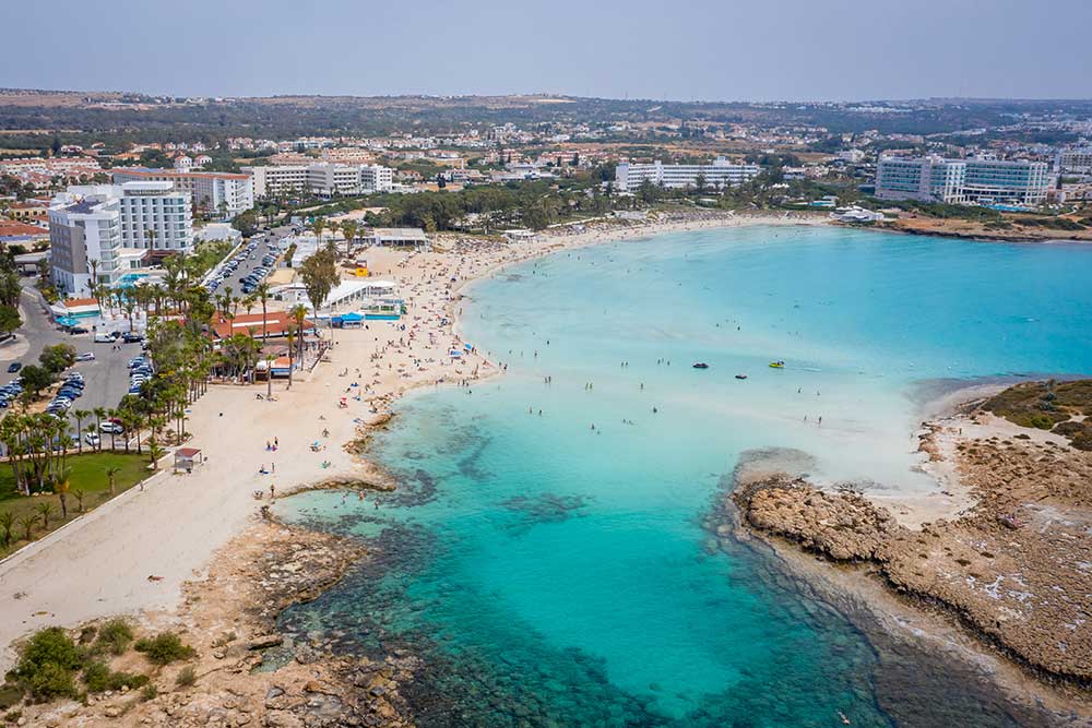 Drönarbild tagen ovanifrån Nissi Beach i Ayia Napa på Cypern