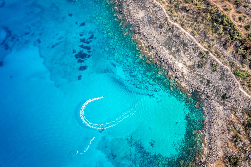 Jetski som kör i havet på Cypern