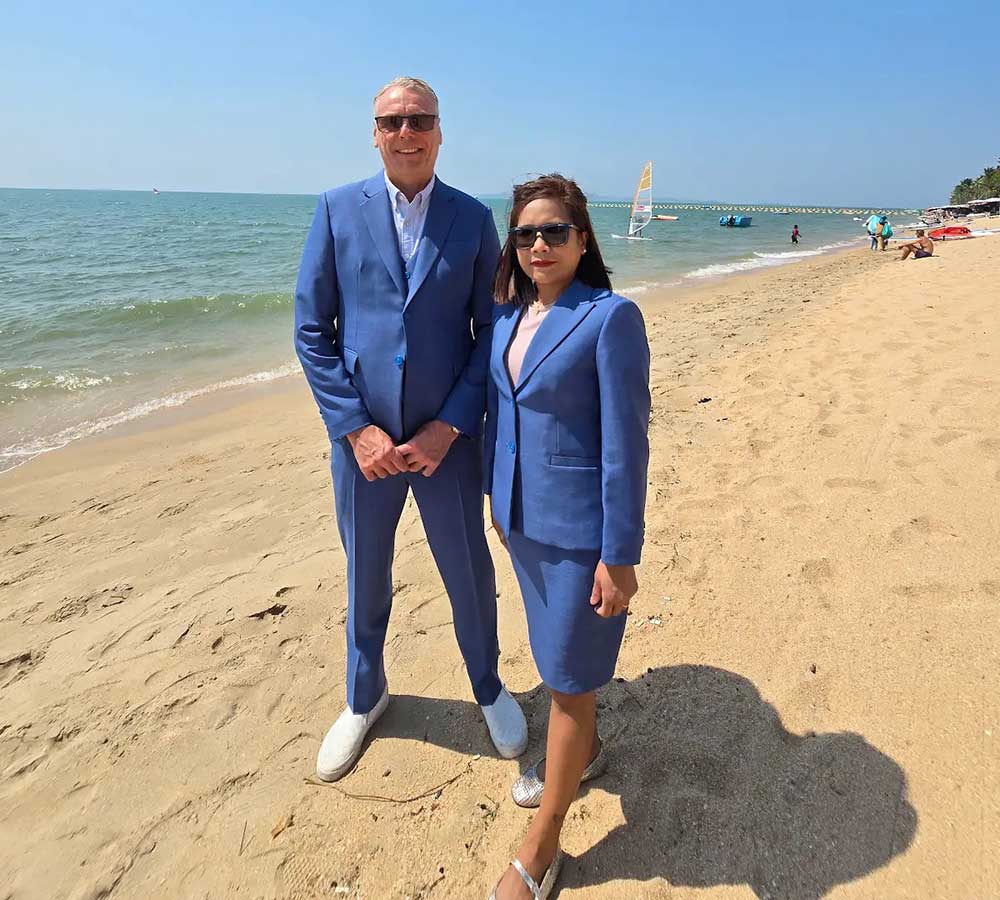 Två medarbetare på en strand i Thailand